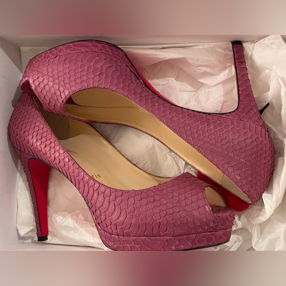 Christian Louboutin Mint Condition exotic skin peep toe pumps size 39.